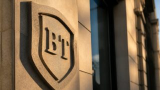 Taxa de 4% mută presiunea pe acționarii Băncii Transilvania. Ce se schimbă pentru evaluarea sectorului bancar la BVB