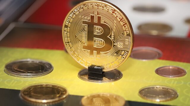 Piața cripto din România după iunie 2026: continuitate pentru operatori, dar costuri mai mari de conformare sub DAC8