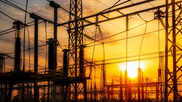 Valul de căldură a crescut consumul de energie cu 12%. Costurile importurilor apasă pe companii și riscă întreruperi