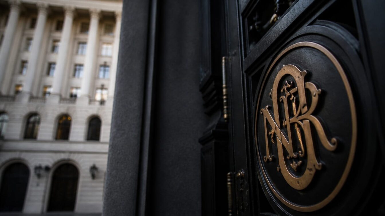 România nu mai poate cumpăra timp cu deficit când BNR vorbește deja despre junk