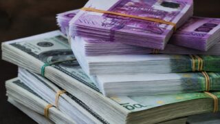 Creditarea în valută urcă cu aproape 23% la firme. Ce pierde economia reală din frânarea împrumuturilor în lei
