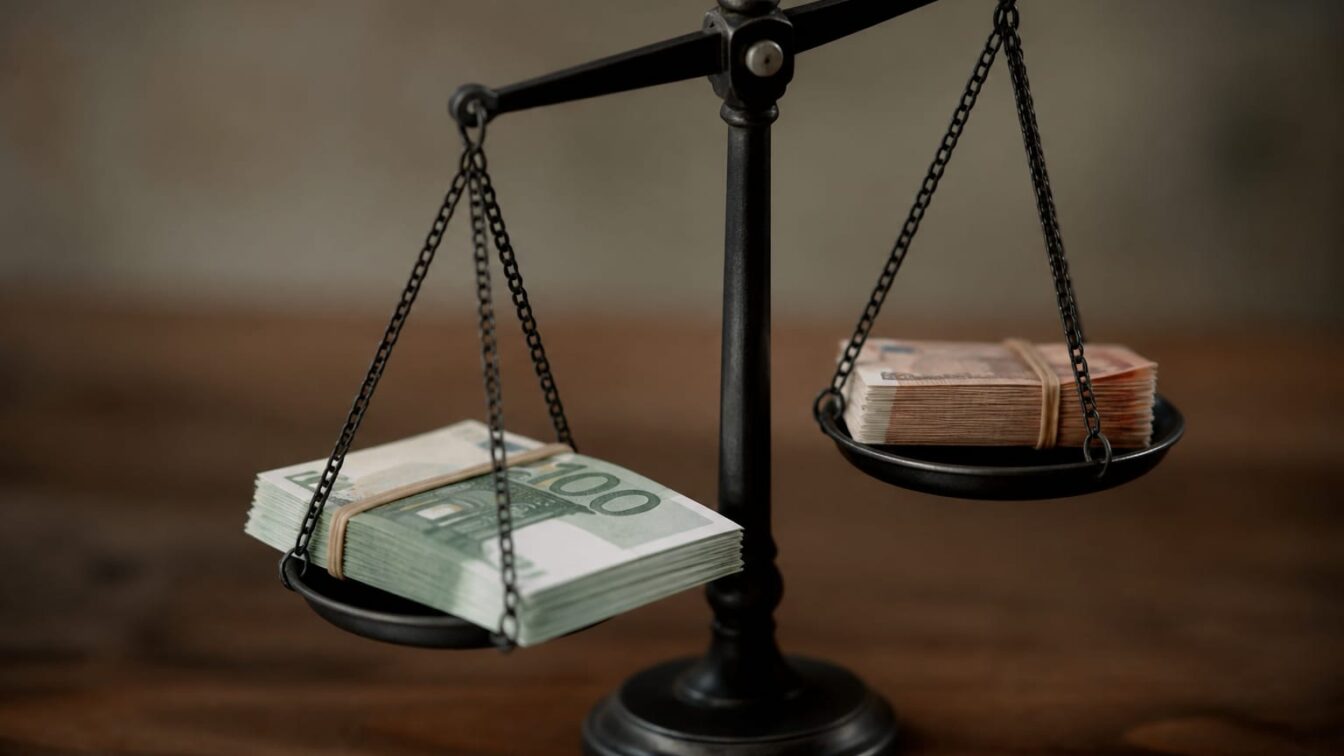 Creditarea în valută a companiilor crește cu 22,6%, iar cea în lei scade cu 5,8%. Ce risc transferă piața