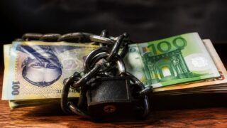 România greșește periculos dacă acceptă blocajul creditului în lei și fuga firmelor în euro