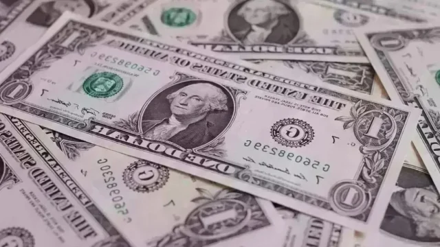 Dolarul american atinge un nou nivel record. Cifrele care dau peste cap calculele importatorilor