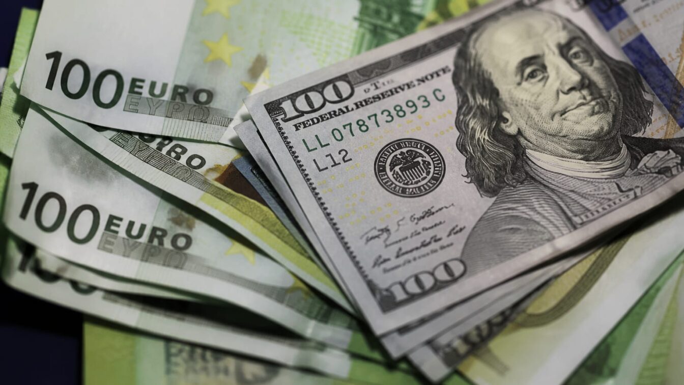 Leul s-a depreciat marți. BNR a urcat cursul euro la 5,2438 lei și al dolarului la 4,6010 lei, punând presiune