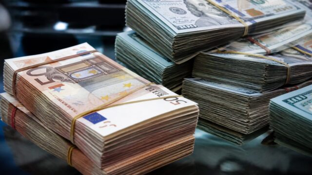 Depozitele în valută cresc de peste patru ori mai repede decât cele în lei. Ce riscă finanțarea în moneda locală