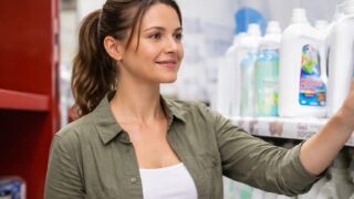 Retailerii extind promoțiile „cumperi mai mult, plătești mai puțin” după un recul al consumului de aproape 6%