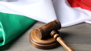Cât costă un translator română–italiană autorizat și când ai nevoie de traducere legalizată cu apostilă pentru Italia?