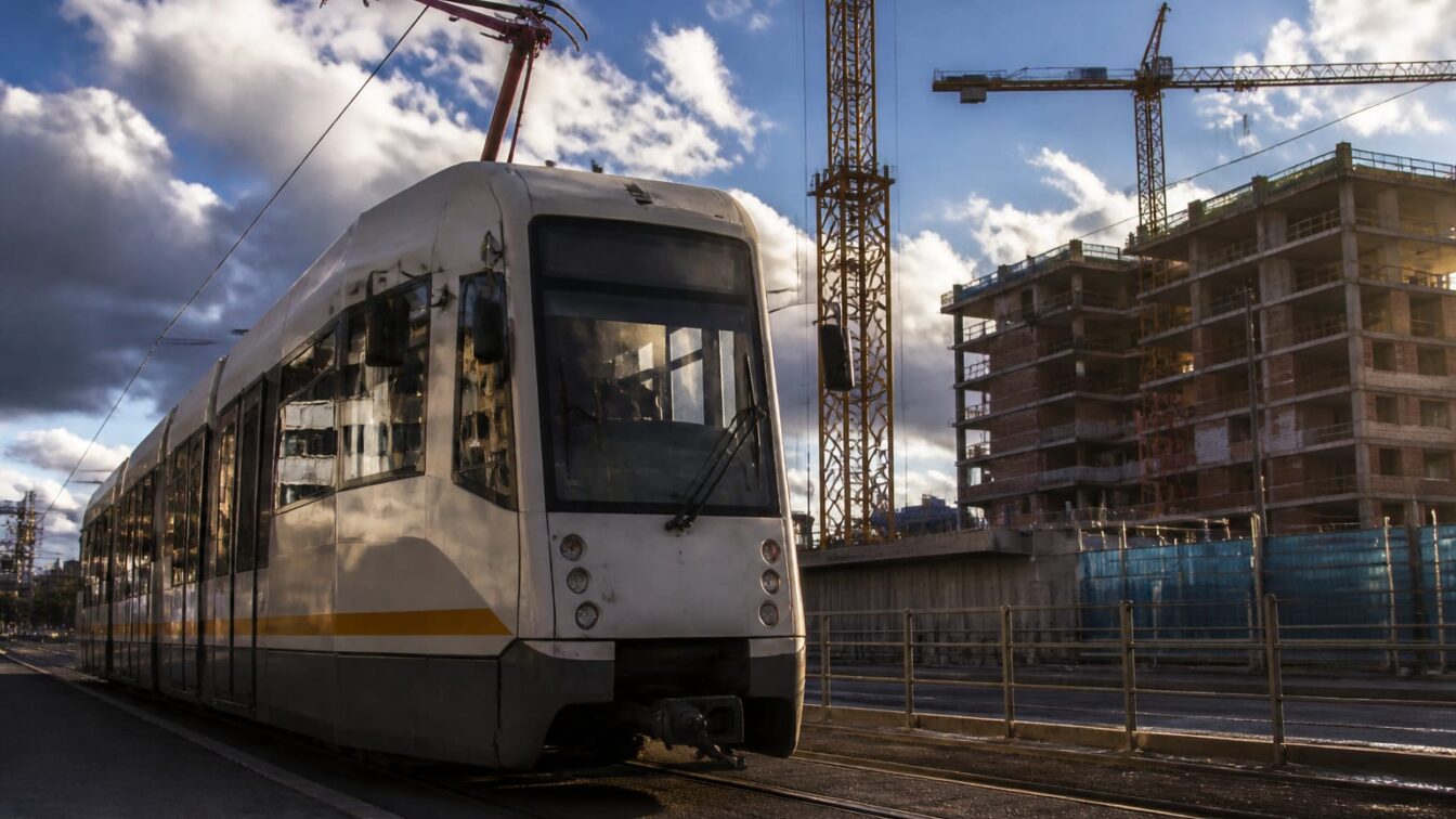 PMB riscă să piardă spațiul fiscal pentru investiții. Ce rămâne în joc pentru transport, spitale și fonduri UE