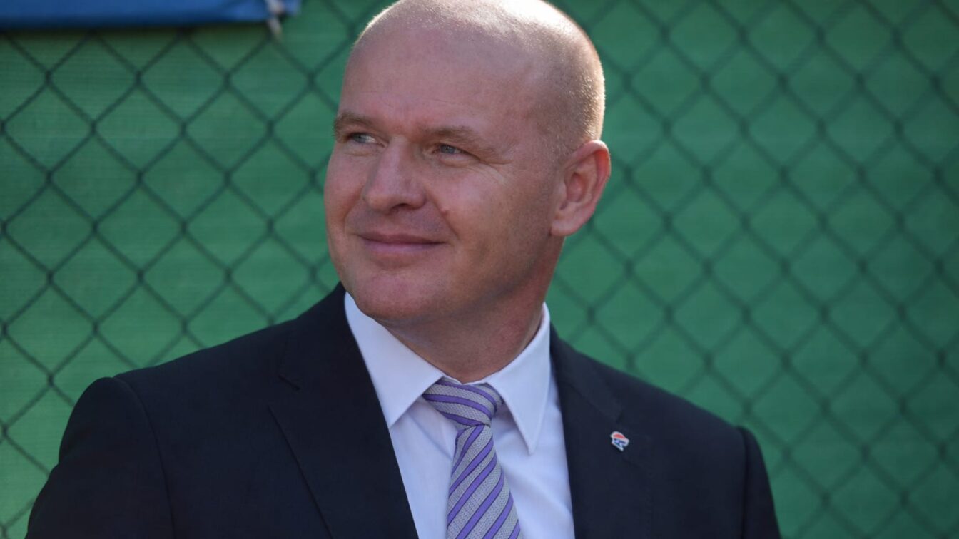 2,1 miliarde de euro pentru frații Pavăl. De ce FC Bacău nu forțează încă promovarea în Superligă