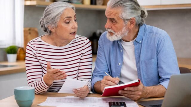 Sute de pensionari cer la casele de pensii restituirea CASS. Ce se întâmplă dacă CCR anulează taxa de 10%