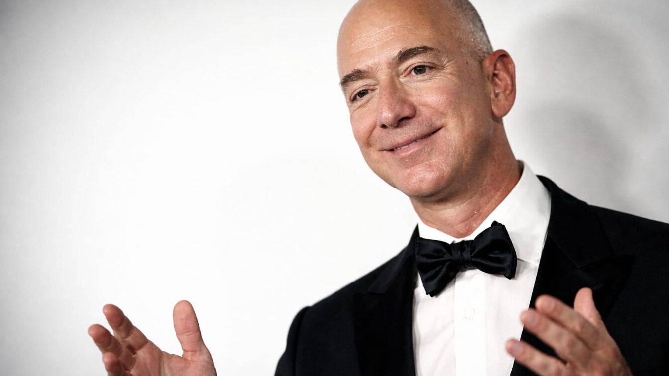 Jeff Bezos contrazice teza că AI va elimina joburile. Ce ar însemna un deficit de forță de muncă pentru companii