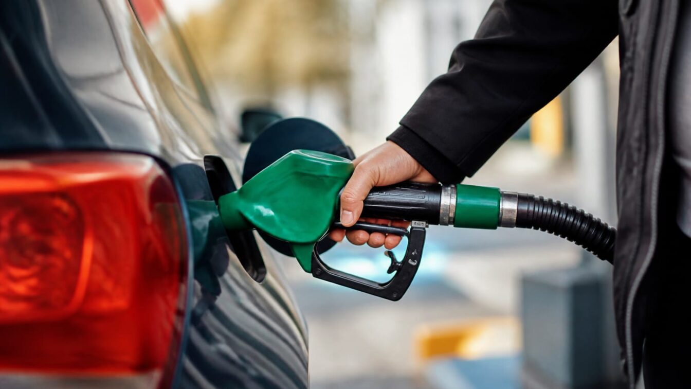 Petrom a redus din nou prețul benzinei cu 10 bani pe litru. Ce înseamnă noile ieftiniri pentru transport și inflație