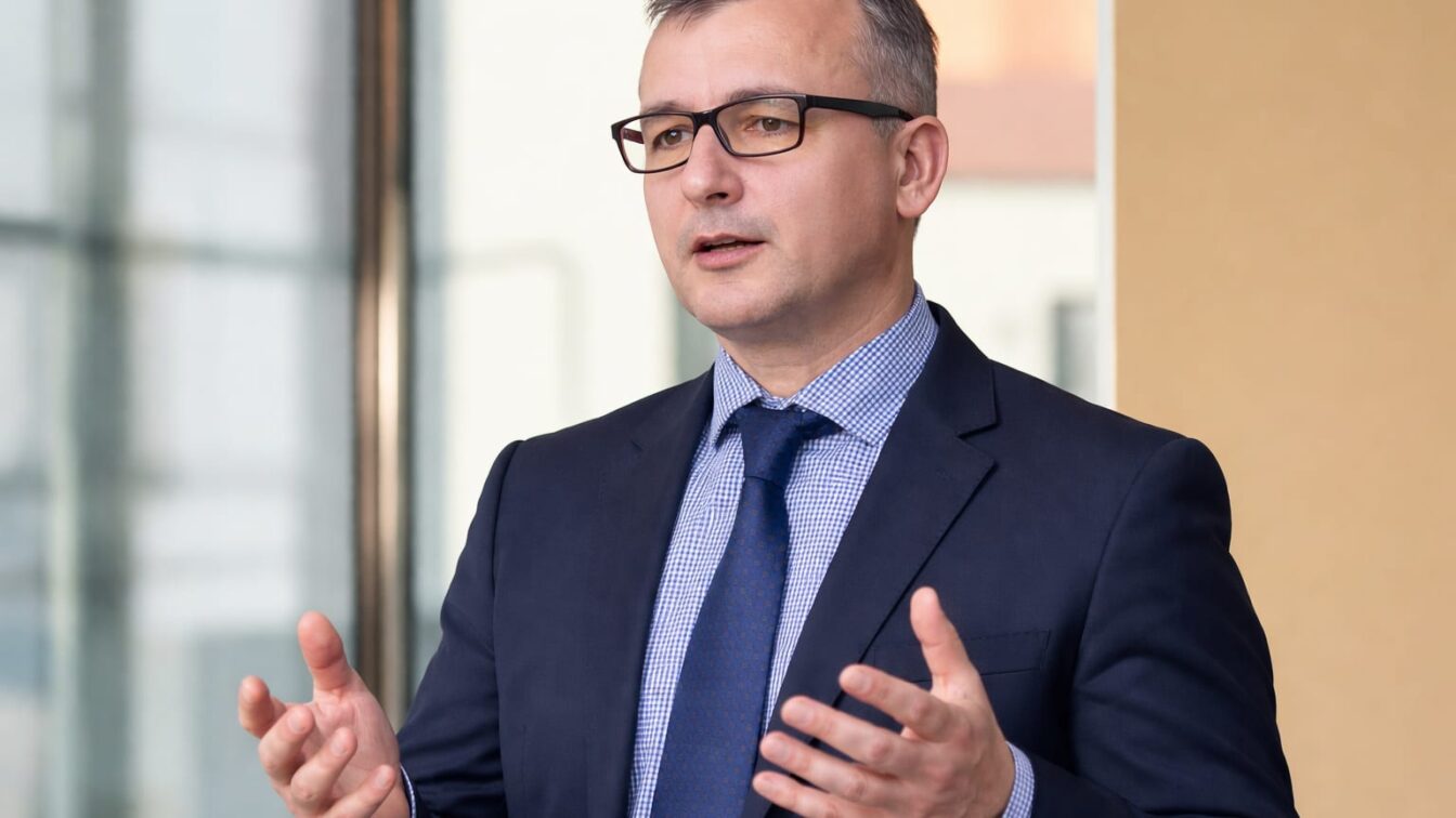Companiile fără competențe AI interne riscă să piardă productivitate și marje. Cine câștigă din prima salarială de 62%