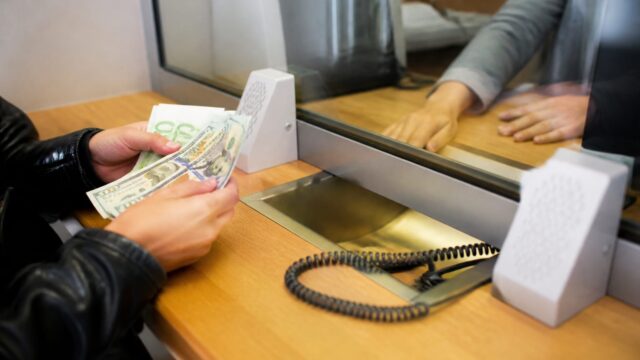 La CEC Bank, miza nu mai este accesul la schimb valutar, ci costul conversiei. Cine câștigă din canalul digital