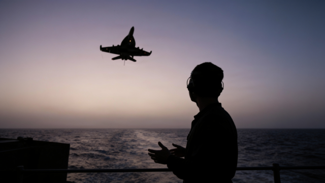 125 de milioane de barili au tranzitat din nou Hormuz sub escortă americană. Ce înseamnă pentru prețul petrolului