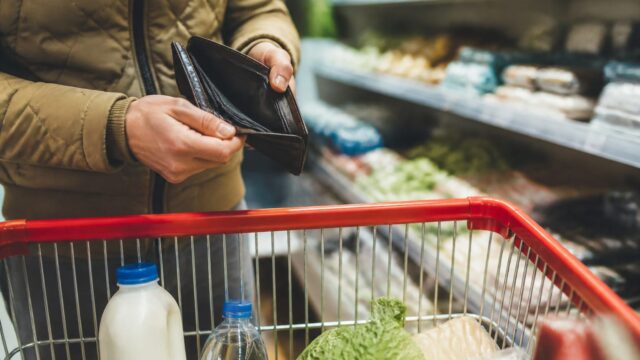 Inflația a urcat la 10,7% în aprilie, peste avansul salarial de 4,3%. Cum se erodează consumul și marjele companiilor
