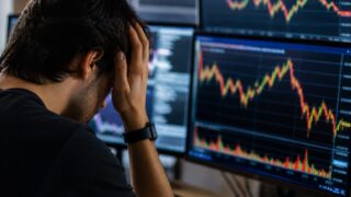 Urmărește un curs interbancar în timp real și vei observa mișcări pe durata întregii zile.