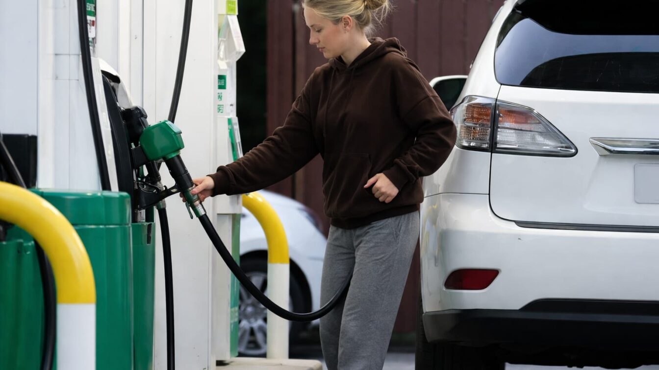 83,89 dolari pe baril pentru Brent după acordul privind Iranul. De ce carburanții și inflația rămân sub presiune