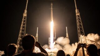 La 2 trilioane de dolari, SpaceX atrage încă bani noi. Cine câștigă din reconfirmarea lui Ron Baron