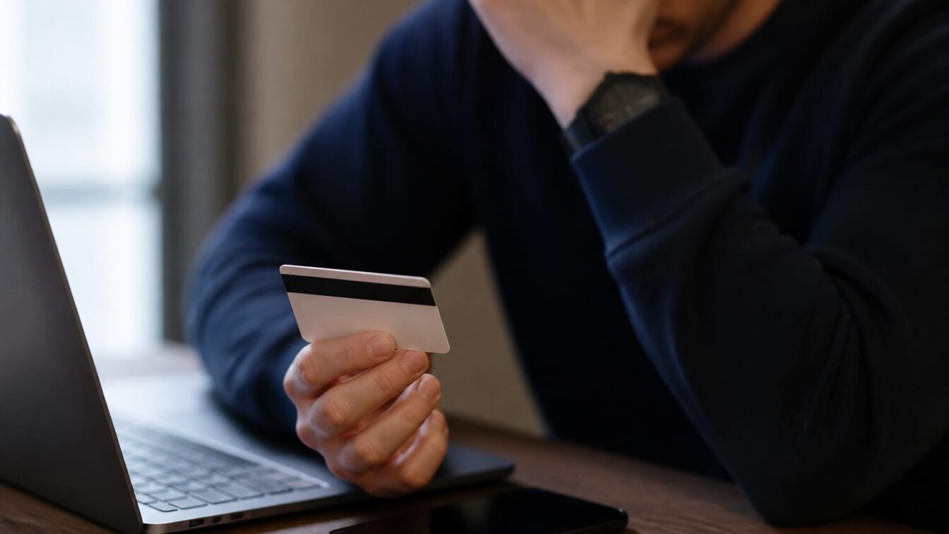 O plată falsă de câteva minute poate bloca un card și afecta cash flow-ul. Cum funcționează schema invocând DNSC