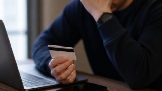 O plată falsă de câteva minute poate bloca un card și afecta cash flow-ul. Cum funcționează schema invocând DNSC