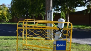 Google și Telstra interconectează rețele de fibră optică pentru AI. Parteneriatul vizează dominația în era inteligenței artificiale.