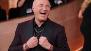 Kevin O’Leary spune că firmele din portofoliu înlocuiesc consultanții cu AI. Cum se mută presiunea de cost în P&L