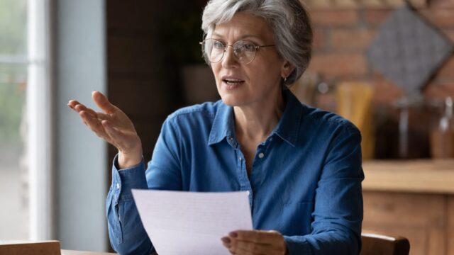 Legea 360/2023 reduce vârsta de pensionare cu până la 3 ani și 6 luni pentru mame