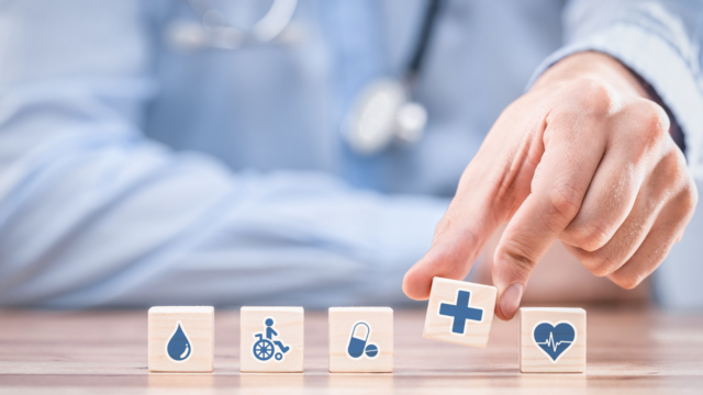 Asigurare medicală privată sau economii personale: ce e mai sigur?