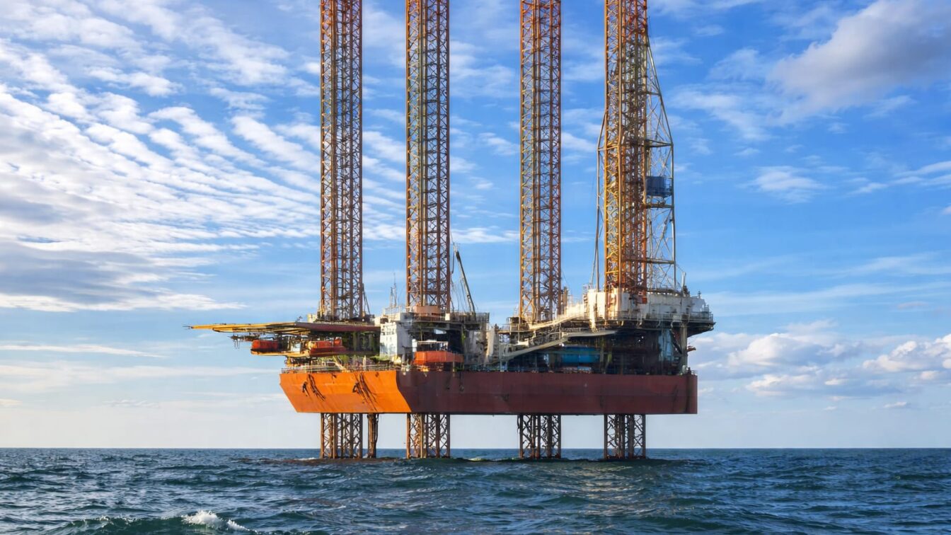 Platforma de 7.500 de tone pentru Neptun Deep a plecat spre Marea Neagră.