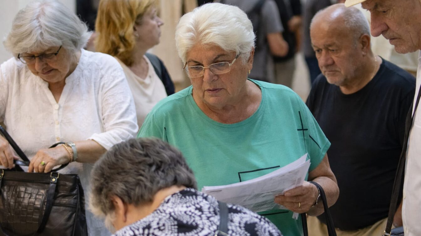 Fără indexări în 2025 și 2026, aproape 900.000 de pensionari depind de stat. Cât acoperă lunar bugetul public