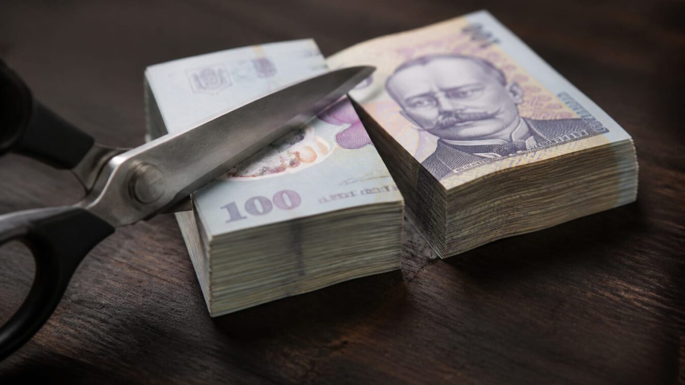 Guvernul taie cu 85% componenta necontributivă pentru angajații la stat. Cine pierde venituri din pensiile speciale