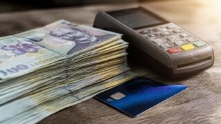 Salariul minim urcă la 4.325 de lei de la 1 iulie 2026. Cum se schimbă punctajul de pensie și plata pe card