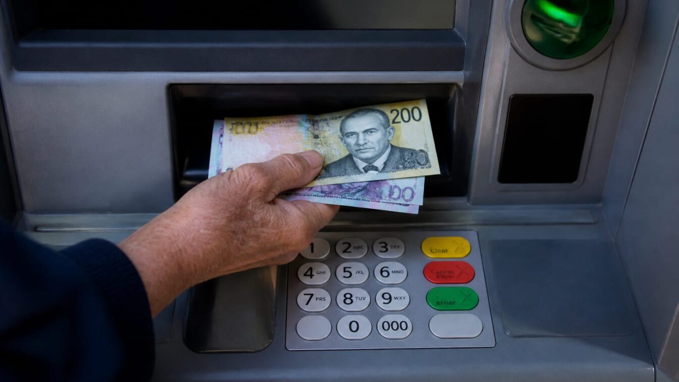 Pensionarii cu virament bancar câștigă două zile de lichiditate în iulie 2026. Cine rămâne pe calendarul standard