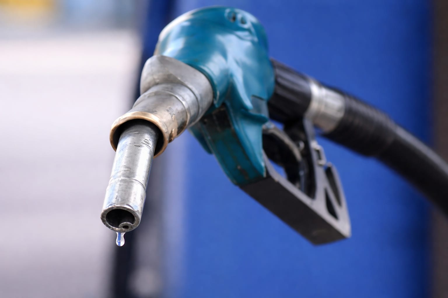 Petrom a scumpit carburanții cu 5 bani pe litru. Cum poate plafonarea adaosului să țină prețurile sus
