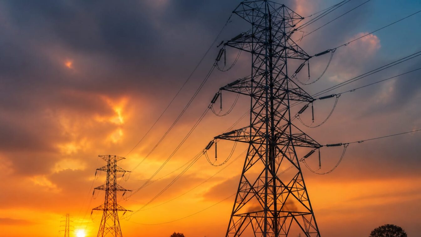 Prețul energiei electrice a urcat la 645 lei/MWh în iunie.