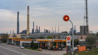 Vestea dimineții pentru toți șoferii. Prețul benzinei scade brusc cu 15 bani pe litru