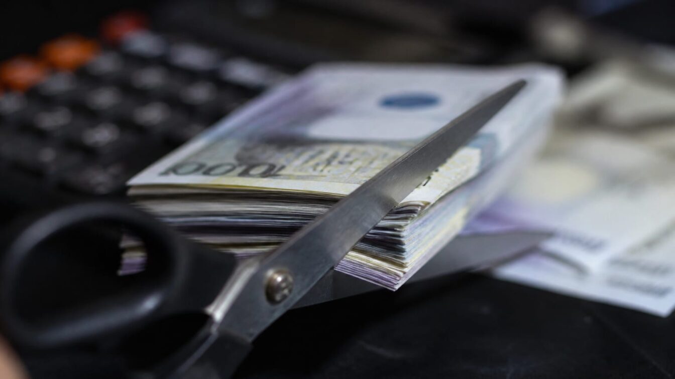 Deficitul trebuie tăiat acum, dar nu prin improvizații fiscale plătite de firme