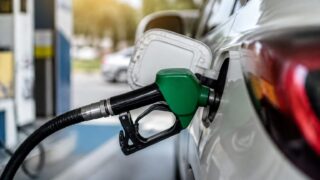 Prețul carburanților crește de la 1 iulie cu până la 50 de bani pe litru. Ce înseamnă pentru inflație și economie