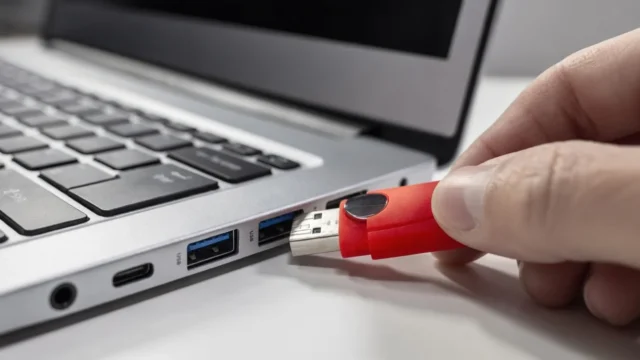 Avertisment dur pentru companii. Metoda fizica prin care hackerii fura datele din birouri