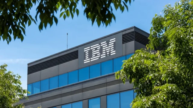 Fost vicepreședinte IBM acuză compania de ascunderea intruziunilor cibernetice guvernamentale. Procesul desigilează vulnerabilități majore.