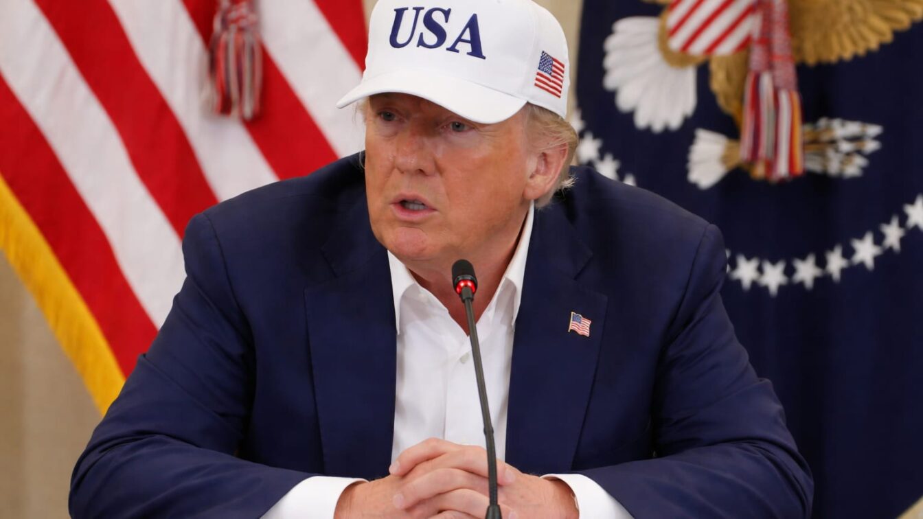 Trump amenință UE cu tarife vamale de 100% pentru taxele digitale.