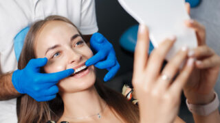 Implantul dentar din zirconiu, pe înțelesul tuturor, și cu ce diferă de cel clasic