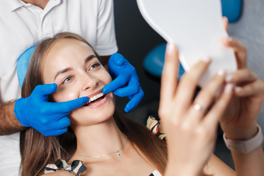 Implantul dentar din zirconiu, pe înțelesul tuturor, și cu ce diferă de cel clasic