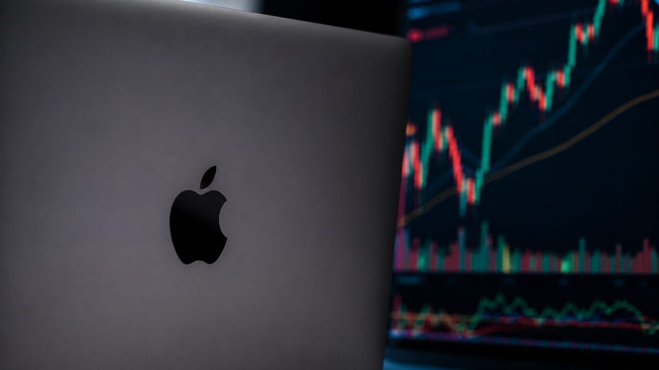 Apple a urcat la 4,9 trilioane de dolari și a revenit pe primul loc