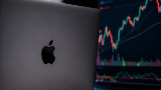 Apple a urcat la 4,9 trilioane de dolari și a revenit pe primul loc