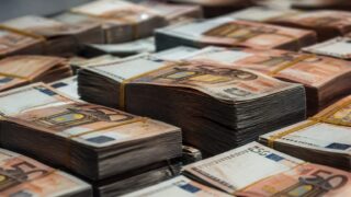 823 de milioane de euro pentru Carrefour România. Frații Pavăl își extind expunerea într-un sector strategic