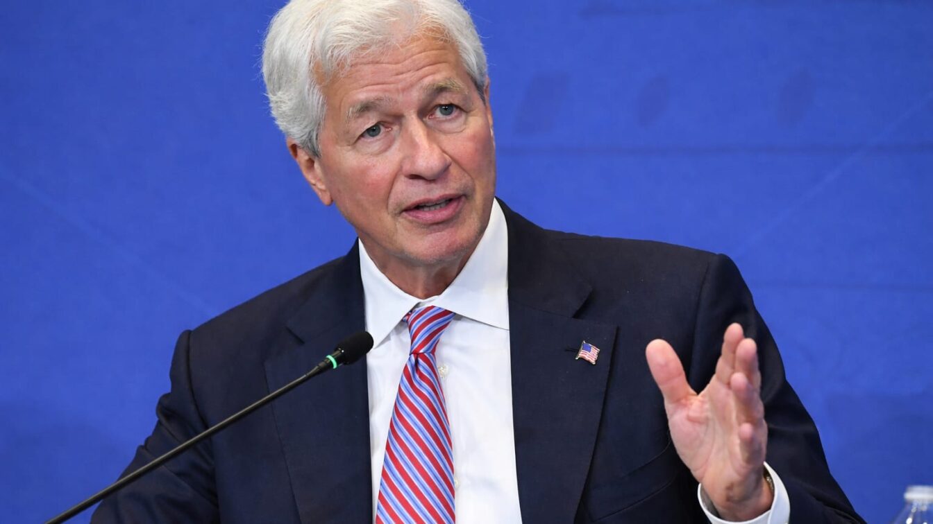 Jamie Dimon de la JPMorgan anticipează cheltuieli raționale cu inteligența artificială