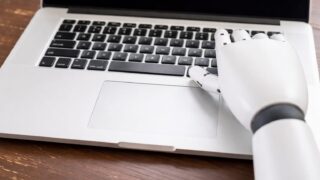 Concedierile pentru AI se întorc împotriva companiilor. Profitabilitatea scade prin costuri duble și know-how erodat